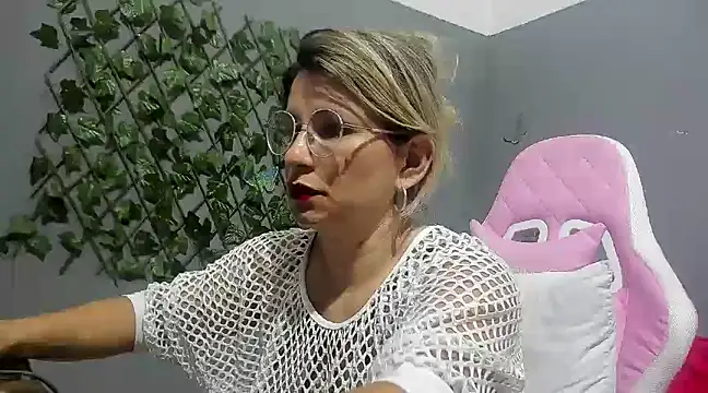 Snapshot of sexy_bigboooty chatting on 12.08.24 sexy bigboooty online show from 12.08.24