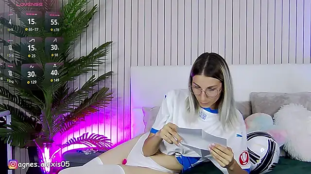 Snapshot of AgnesAlexis chatting on 06.17.26 AgnesAlexis online show from 06.17.26