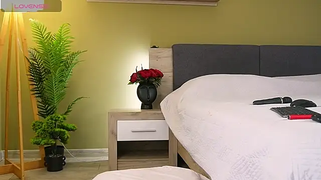 Snapshot of KiraRosse chatting on 11.22.25 KiraRosse online show from 11.22.25