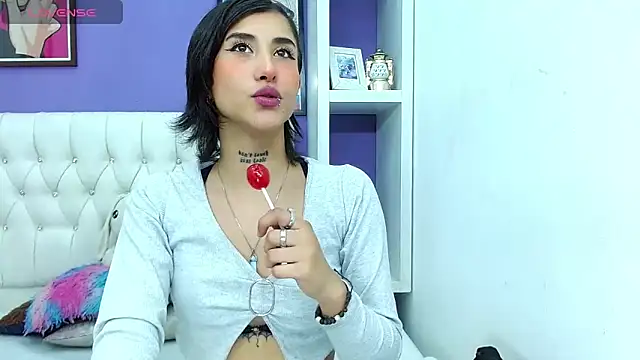 Snapshot of aliss-diaz chatting on 02.17.25 aliss-diaz online show from 02.17.25