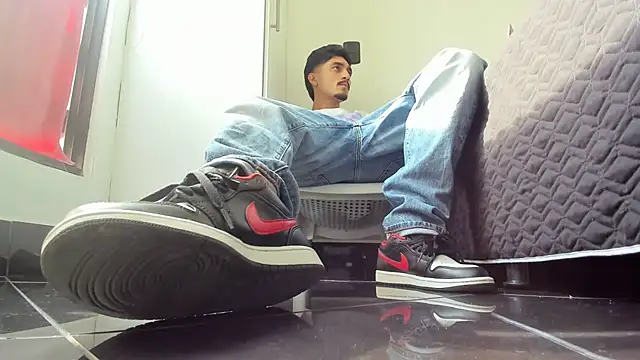 Snapshot of latin_bbc chatting on 11.24.25 latin bbc online show from 11.24.25