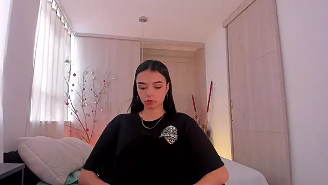 Snapshot of AnabelWolf chatting on 12.17.24 AnabelWolf online show from 12.17.24