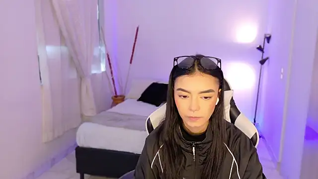 AnabelWolf online show from 10.23.25