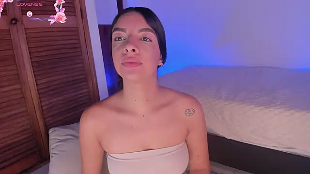 777AylinZ online show from 10.18.25