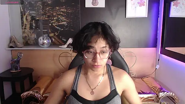 Snapshot of Lili_Gomez_ chatting on 10.21.25 Lili Gomez online show from 10.21.25