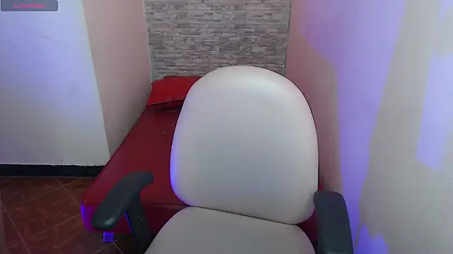 Snapshot of Lili_Gomez_ chatting on 10.30.25 Lili Gomez online show from 10.30.25