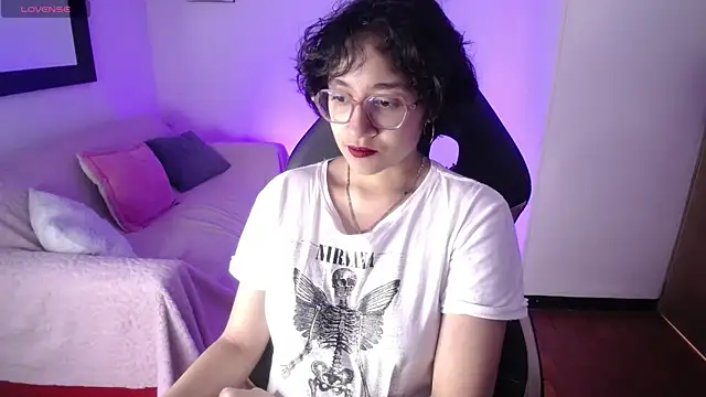 Snapshot of Lili_Gomez_ chatting on 11.18.25 Lili Gomez online show from 11.18.25