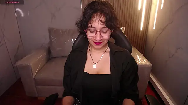Snapshot of Lili_Gomez_ chatting on 11.21.25 Lili Gomez online show from 11.21.25
