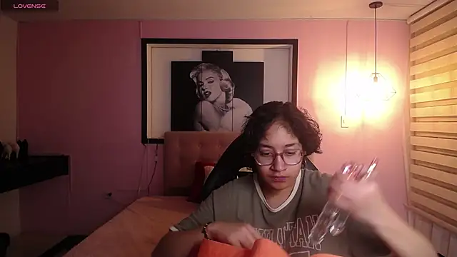 Snapshot of Lili_Gomez_ chatting on 11.25.25 Lili Gomez online show from 11.25.25