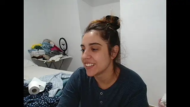 Snapshot of Ursumi1 chatting on 10.19.25 Ursumi1 online show from 10.19.25