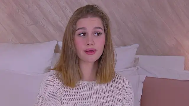 Snapshot of EllieHayes chatting on 12.16.24 EllieHayes online show from 12.16.24