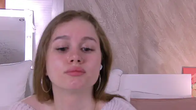 Snapshot of EllieHayes chatting on 09.21.25 EllieHayes online show from 09.21.25