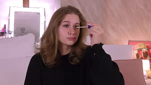 Snapshot of EllieHayes chatting on 10.05.25 EllieHayes online show from 10.05.25