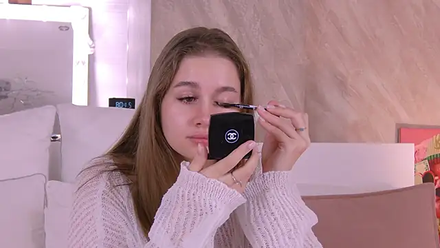 Snapshot of EllieHayes chatting on 11.10.25 EllieHayes online show from 11.10.25