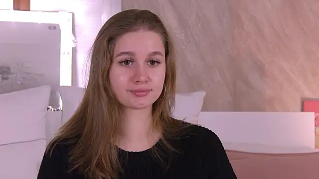 Snapshot of EllieHayes chatting on 11.17.25 EllieHayes online show from 11.17.25