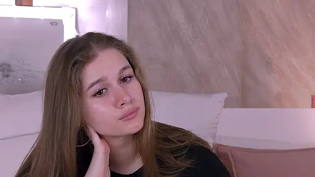 Snapshot of EllieHayes chatting on 11.30.25 EllieHayes online show from 11.30.25