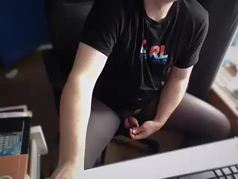 Snapshot of CuteMan33 chatting on 10.31.25 CuteMan33 online show from 10.31.25