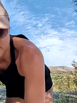 Snapshot of Samira-Summer chatting on 10.10.25 Samira-Summer online show from 10.10.25