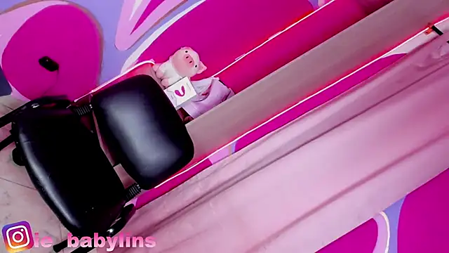 Snapshot of babylinsie chatting on 01.25.25 babylinsie online show from 01.25.25