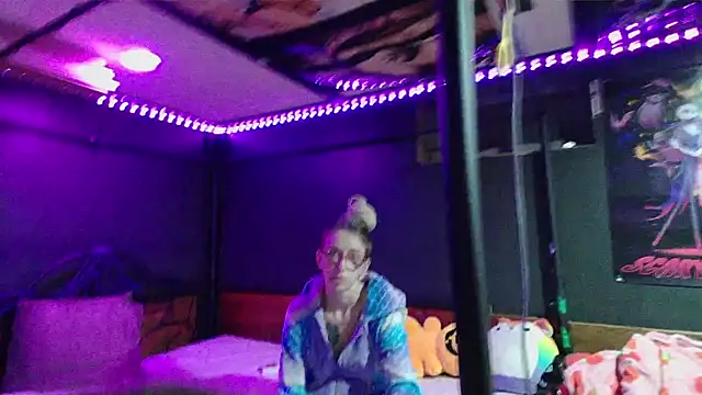 Snapshot of Stonermama666420 chatting on 12.14.25 Stonermama666420 online show from 12.14.25