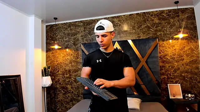 Flynn Riider online show from 01.18.25