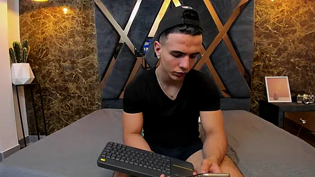 Flynn Riider online show from 01.24.25