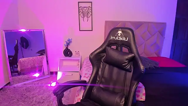 Aurora Hotson online show from 01.14.25