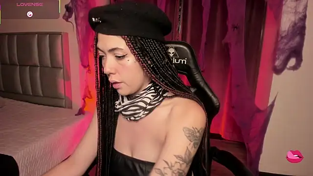 Aurora Hotson online show from 10.08.25