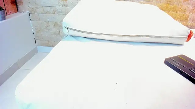 mia roldan  online show from 01.14.25