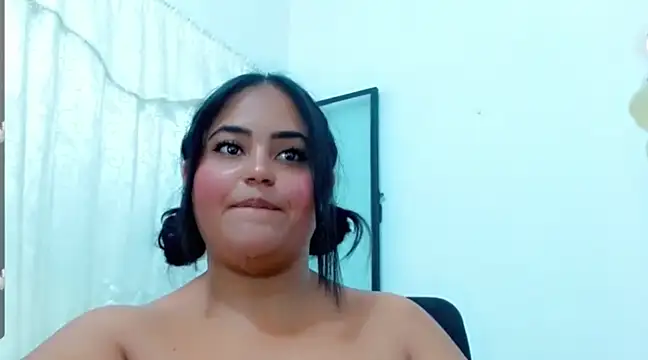 Snapshot of emyli_23 chatting on 02.13.25 emyli 23 online show from 02.13.25