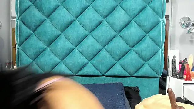 PENELOPELEWISs online show from 09.16.25