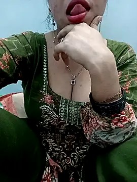 Snapshot of Haniya-143 chatting on 11.25.25 Haniya-143 online show from 11.25.25