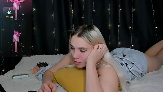 Snapshot of LadyHottCum chatting on 12.13.24 LadyHottCum online show from 12.13.24