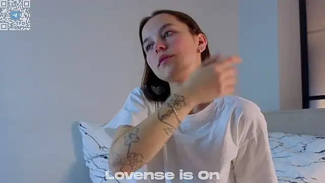 Snapshot of FalineDowlen chatting on 11.14.25 FalineDowlen online show from 11.14.25