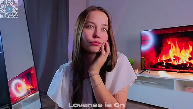 Snapshot of FalineDowlen chatting on 11.24.25 FalineDowlen online show from 11.24.25