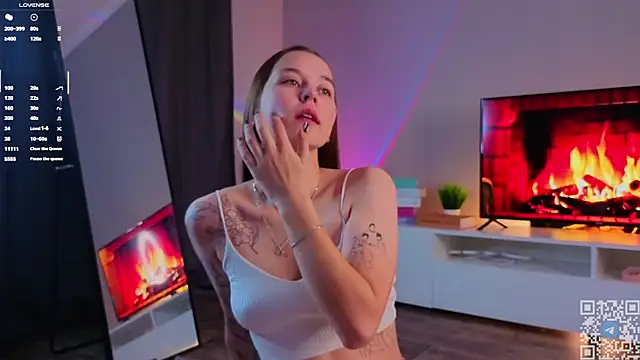 Snapshot of FalineDowlen chatting on 11.26.25 FalineDowlen online show from 11.26.25