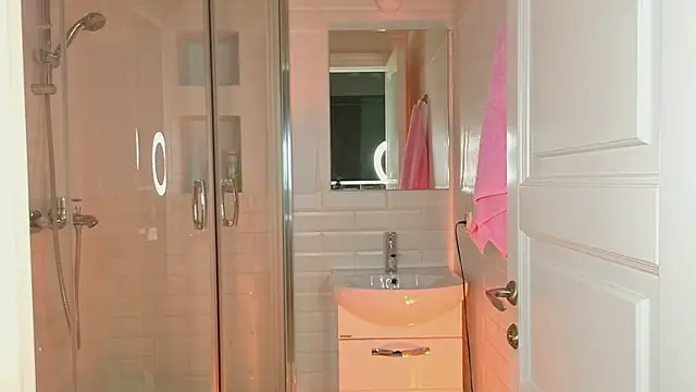 Mia Mia M online show from 01.07.25