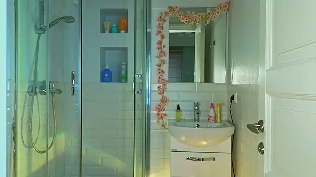 Mia Mia M online show from 02.28.25