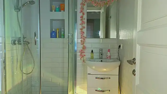 Mia Mia M online show from 02.28.25