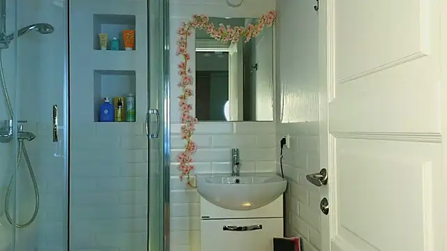 Mia Mia M online show from 03.06.25