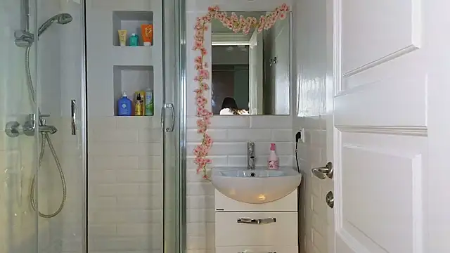 Mia Mia M online show from 03.08.25