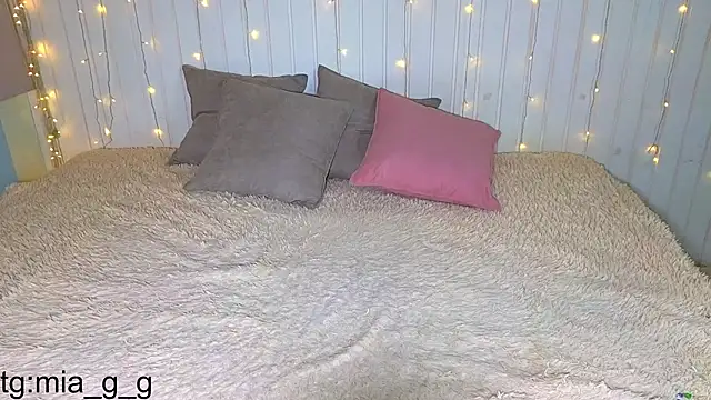 Mia Mia M online show from 09.22.25