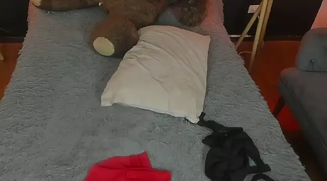 Snapshot of vampy_dolll chatting on 12.28.24 vampy dolll online show from 12.28.24