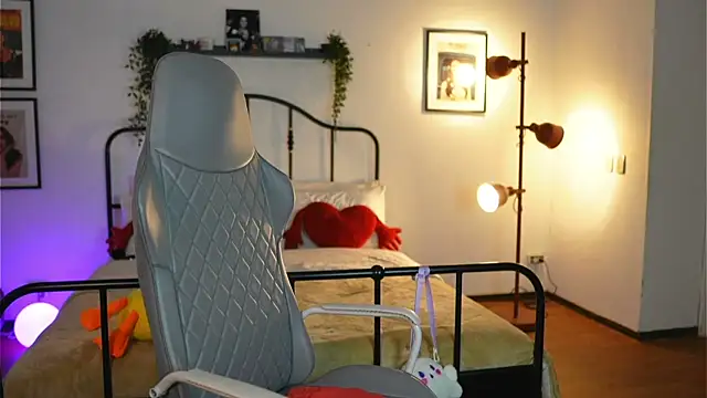 Snapshot of vampy_dolll chatting on 02.11.25 vampy dolll online show from 02.11.25