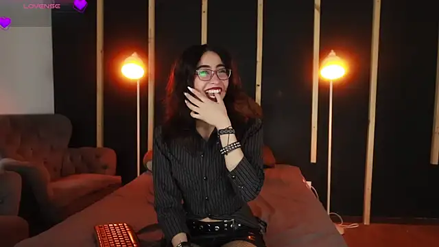 Snapshot of vampy_dolll chatting on 03.07.25 vampy dolll online show from 03.07.25