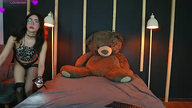 Snapshot of vampy_dolll chatting on 03.17.25 vampy dolll online show from 03.17.25