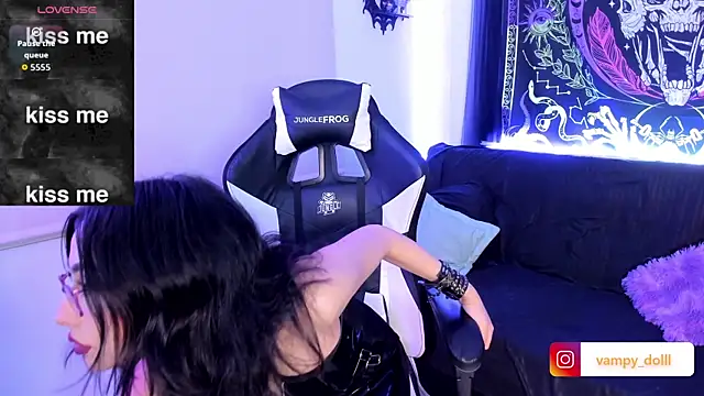 Snapshot of vampy_dolll chatting on 09.28.25 vampy dolll online show from 09.28.25