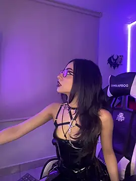 Snapshot of vampy_dolll chatting on 11.23.25 vampy dolll online show from 11.23.25