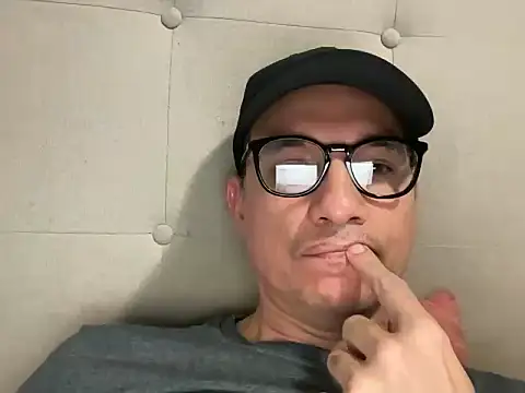 Snapshot of alex_ruiz85 chatting on 12.02.25 alex ruiz85 online show from 12.02.25