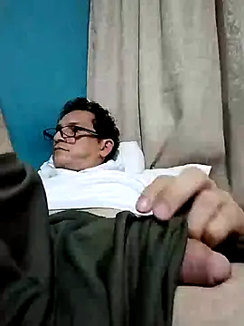 Snapshot of Bombi22 chatting on 12.15.24 Bombi22 online show from 12.15.24
